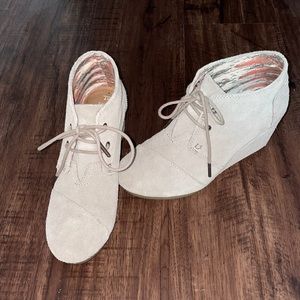 Toms wedges women’s size 7! Color desert taupe suede